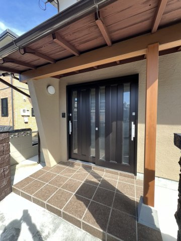 鏡町野崎戸建ての玄関