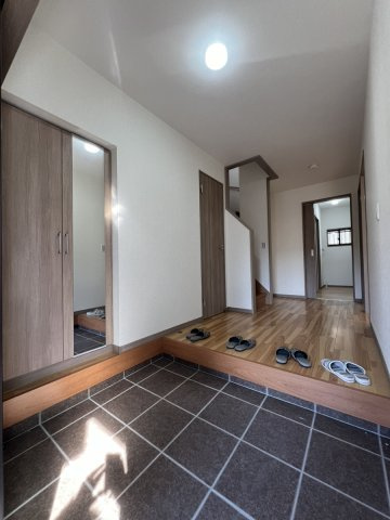 鏡町野崎戸建ての玄関