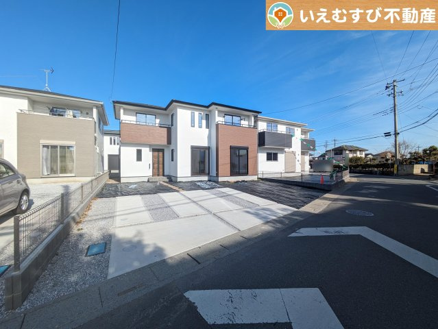 上里町神保原町1期の駐車場|前面道路が広く、間口もゆったり。駐車が苦手なママもらくらく停められます
