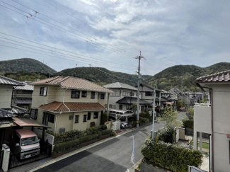 【展望】 | 現地からの眺望（2024年4月）撮影
車の交通が少ないため静かな住宅地です。
近くには公園もあり、お子様のいるご家庭にオススメです(*^^*)