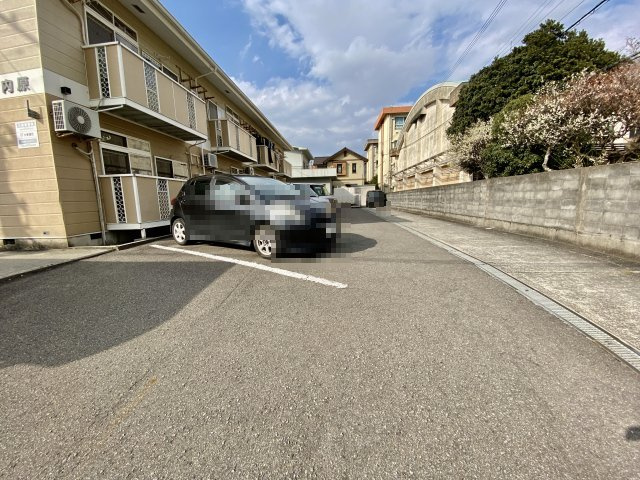 シャロル内原の駐車場