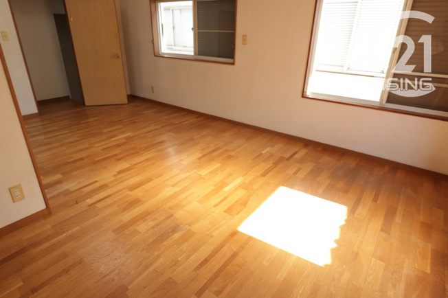 【洋室】 | 武蔵村山市残堀1丁目　中古戸建 | フローリングはお掃除しやすいですね