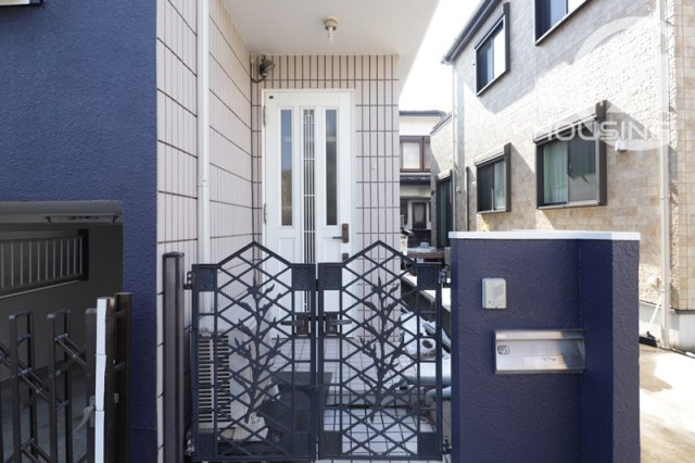 【玄関】 | 武蔵村山市残堀1丁目　中古戸建 | 門扉付きの玄関です