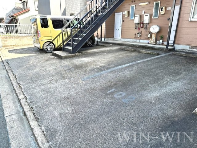ウイングコート向山 B棟の駐車場