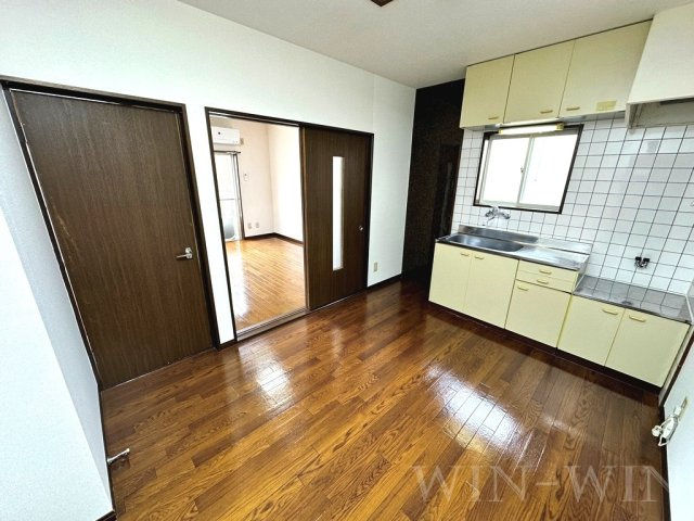 ウイングコート向山 Bの居間・リビング