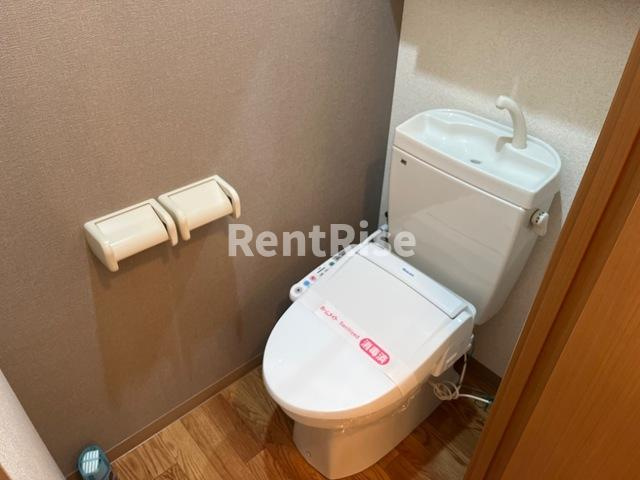 江南市布袋町西のアパートのトイレ|シャワー付トイレ