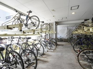 【その他共用部分】 | 屋根のある所に駐輪場があります