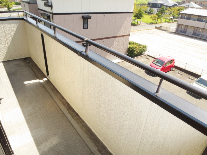 パークヒル小森野【キャッシュバック対象物件】のバルコニー|外からの目が気にならないバルコニーで洗濯物が干せます