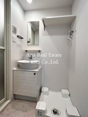 【洗面所】 | エスリード阿波座プライムコート | 縦長鏡付きの独立洗面台♪洗面所に洗濯機置き場があり便利です♪