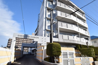 【外観】 | 平坦な角地に建つ存在感のあるマンションです。駅まで近いですが、高架から少し距離がありますから、電車の音も気になりません。ちょっとしたお買い物ならコンビニで！ドア出て3分でアクセス可能です♪