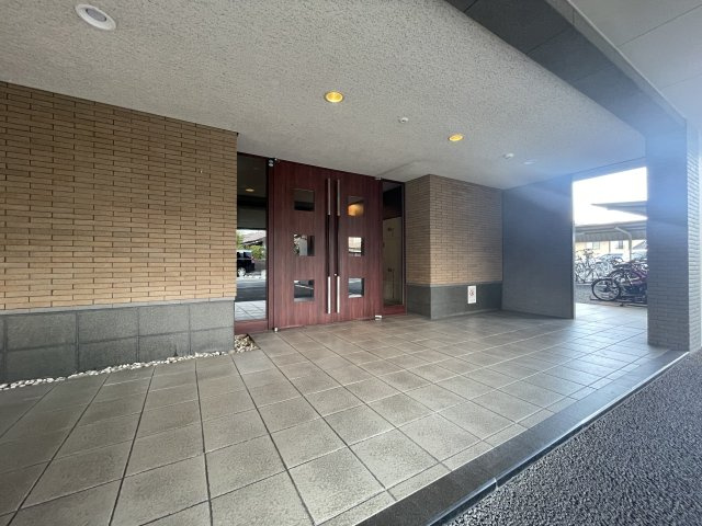 ランドゥール久留米アジュールのエントランス