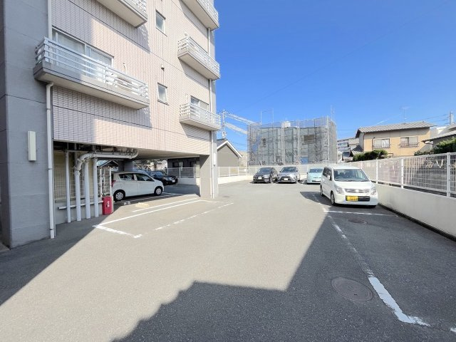 今宿パーク・マンションの駐車場