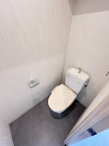 大阪市城東区野江１丁目の賃貸マンションのトイレ