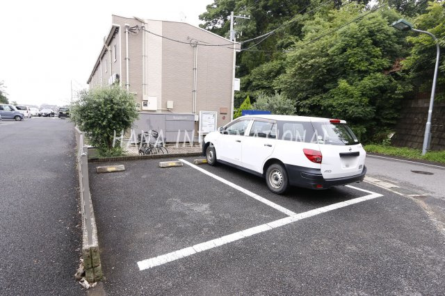 レオパレスヒルの駐車場