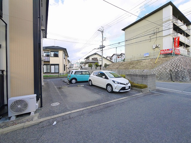 エステートピア学園前Aの駐車場|車をお持ちの方に嬉しい駐車場付きの物件です