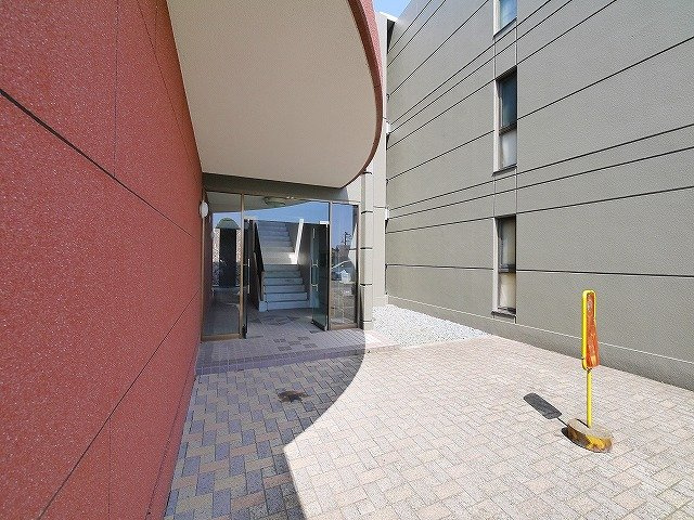 グランドール（木津川台）のエントランス