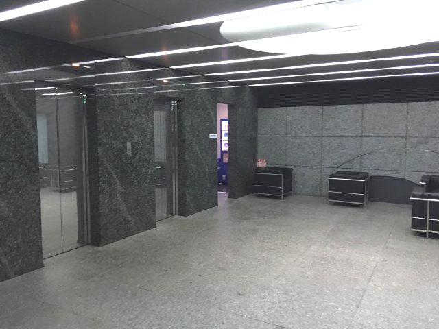 エレル新宿ビルのエントランス