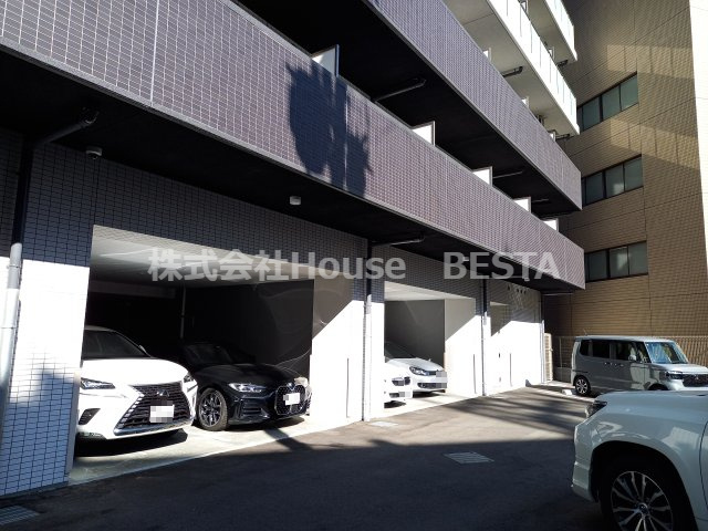 アドバンス神戸レイソレの駐車場