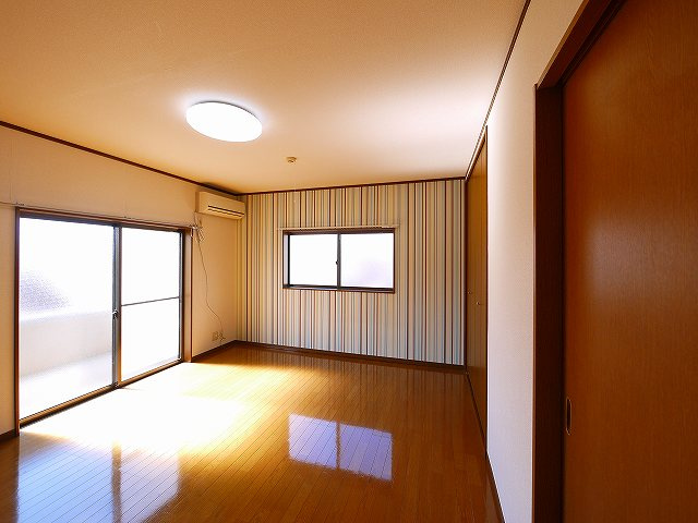 サクラホーム紀寺の洋室|落ち着いた色調の洋室です