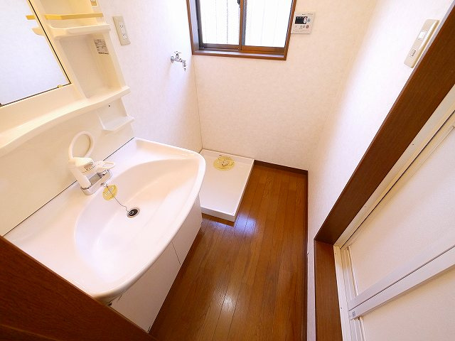 サクラホーム紀寺の洗面所|明るい洗面所です