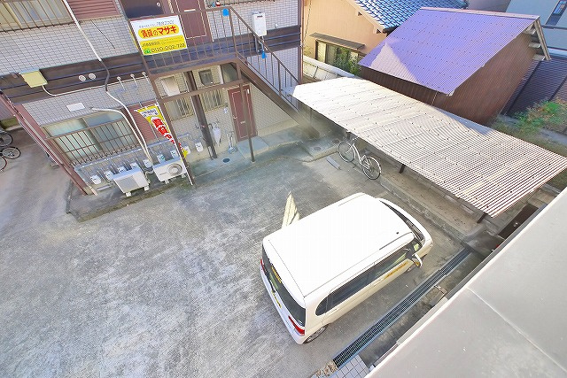 サクラホーム紀寺の駐車場|駐車場に車を止められます