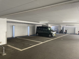 【駐車場】 | 空き有（令和7年1月現在）屋根があり雨の日も安心の駐車場です（13000～15000円／月）　
※駐車場空き状況の詳細はお問い合わせください。