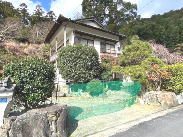 糟屋郡篠栗町大字篠栗 中古戸建の前面道路含む現地写真|緑の木々に囲まれた木造瓦葺2階建てのお家です!

