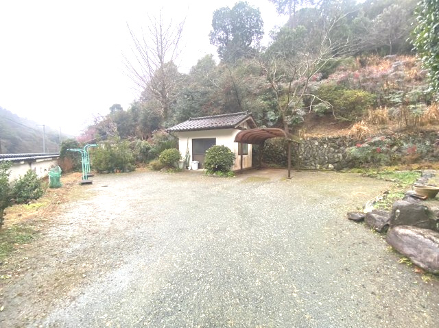 糟屋郡篠栗町大字篠栗 中古戸建の駐車場|広々としたスペースで、3台以上の駐車も可能です！