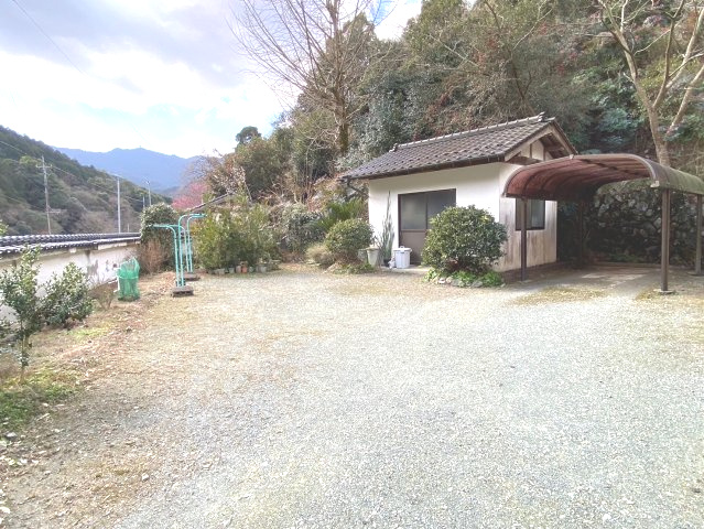 糟屋郡篠栗町大字篠栗 中古戸建の駐車場|洗濯物もたくさん干せますね！