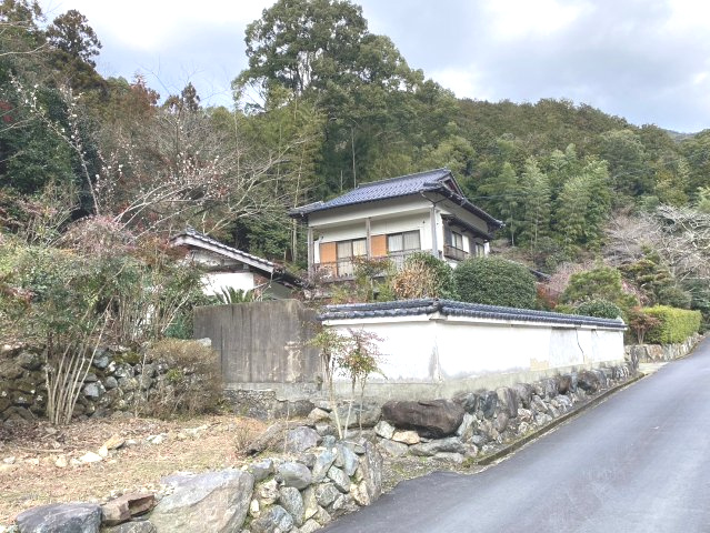 糟屋郡篠栗町大字篠栗 中古戸建の前面道路含む現地写真|緑に囲まれた自然豊かなお家ですね！