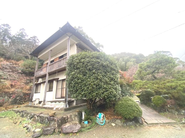 糟屋郡篠栗町大字篠栗 中古戸建の外観|築34年、木造瓦葺2階建て（1階134.28㎡、2階51.07㎡）!
