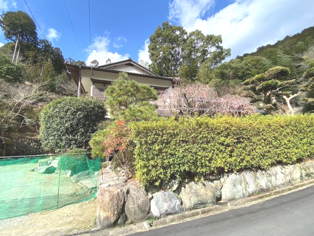 糟屋郡篠栗町大字篠栗 中古戸建の前面道路含む現地写真|前面道路から見た外観です！庭の緑がきれいです！
