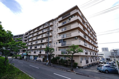 【外観】 | 【上質リノベ】東カングランドマンション広島 | 【資料には掲載していない情報】
物件の陽当りや通風・仕様設備やお部屋の大きさの比較、
近隣・周辺環境や街並みなど、資料には掲載していない情報が
現地にはたくさんあります。是非ご確認ください。