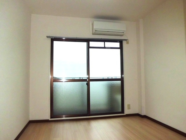 ハイツイフの居間・リビング