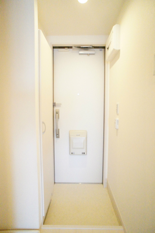 リブリ・アクア・ルームの玄関