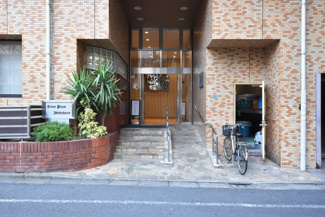 【エントランス】 | お客様を、そして住人を出迎えてくれるマンションのエントランス。ゴミが落ちていないことからも、管理状態の良さや住民の節度の高さが見て取れます。～即日のご見学可能～　お問合せはお気軽にどうぞ。
