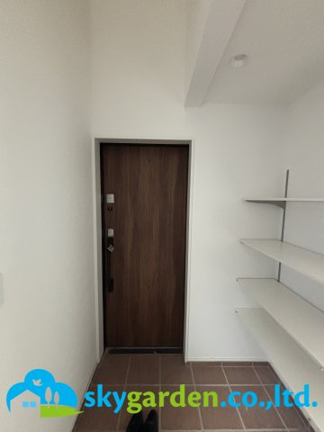 秦野市羽根　中古戸建の玄関