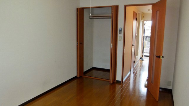 ヴランドールＲＩＯの居間・リビング|高さのあるクローゼット！