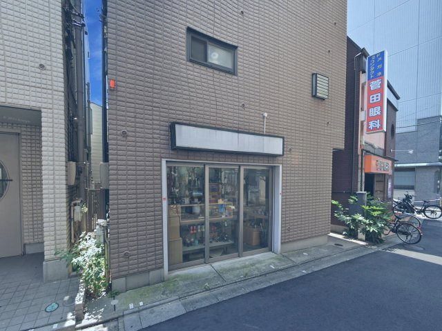 鈴木邸１階店舗のエントランス