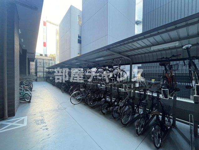 プライムアーバン泉のその他共用部分|車をお持ちの方に嬉しい駐車場付きの物件です