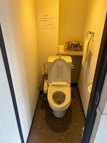 ロアール円山のその他共用部分|エントランスにある共用トイレはマンション入居者がいつでも使用可能です。