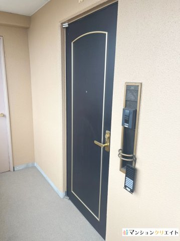ロアール円山の玄関|303号室は角部屋です。奥には非常階段が設置されています。