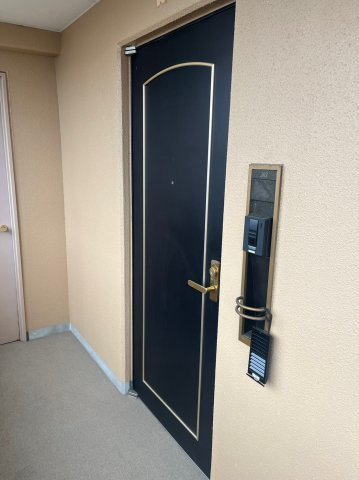 ロアール円山の玄関|303号室は角部屋です。奥には非常階段が設置されています。