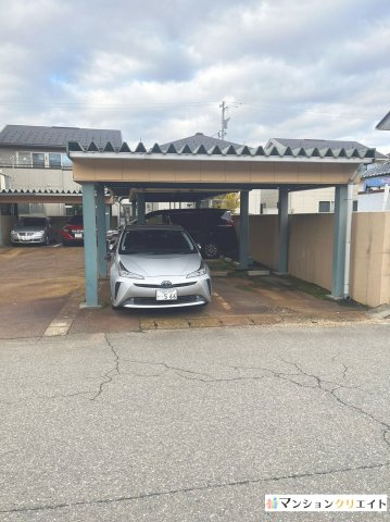 ロアール円山の駐車場|敷地内駐車場は雪の日も安心な屋根付きカーポート１２番（月額６,０００円）を借りています。その他もう１台をマンション目の前に借りています。