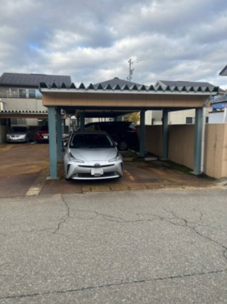 ロアール円山の駐車場|敷地内駐車場は雪の日も安心な屋根付きカーポート１２番（月額６,０００円）を借りています。その他もう１台をマンション目の前に借りています。