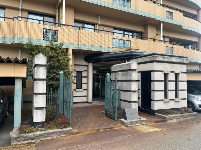 ロアール円山の外観|マンションの入り口部分