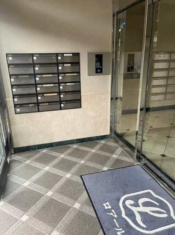 ロアール円山のエントランス|セキュリティの高いオートロック式。来訪者時に確認できるTVモニター付き