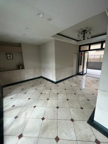 ロアール円山のエントランス|お掃除が行き届いていて管理状態の良さを感じます