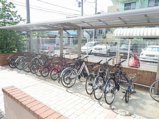 【その他共用部分】 | 屋根付きの駐輪場で雨が降っても大切な自転車が濡れなくてすみますね♪自転車はちょっとした移動手段に便利ですよね！