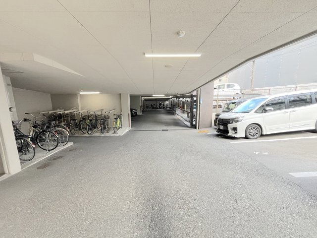 ロワール白木原セントラルステージの駐車場